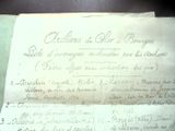 une feuille de papier avec une écriture dessus, posée sur une table