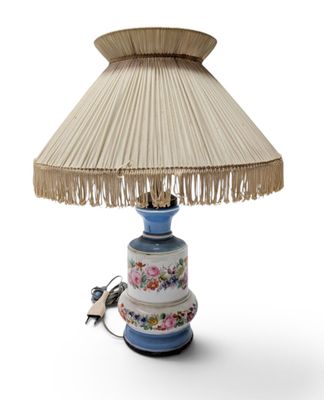 LAMPE en porcelaine de Paris à décor de fleurs sur fond blan…
