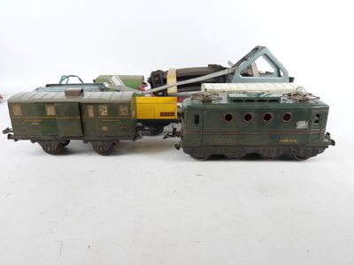 un petit train posé sur une table