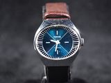 Gros plan sur une montre à cadran bleu