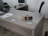 un bureau sur lequel se trouvent un ordinateur portable et une imprimante