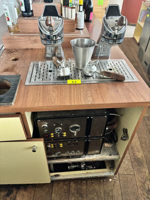 un îlot de cuisine sur lequel sont posés tout un tas d'appareils électroménagers