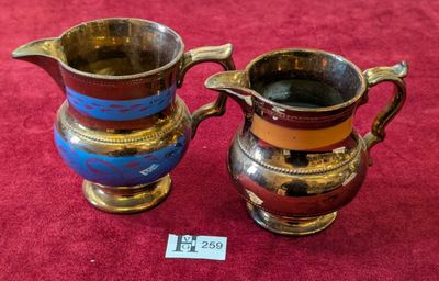 Réunion de deux pichets en Jersey H.