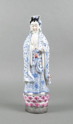 CHINE Guanine en porcelaine émaillée polychrome, figurée deb…