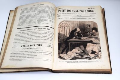 un livre ouvert sur lequel figure l'image d'un homme assis à une table