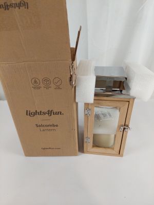 une boîte en carton posée sur une table, avec une bougie à l'intérieur