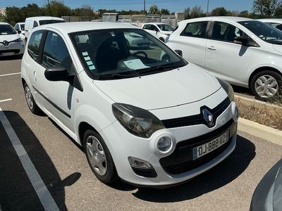 une petite voiture blanche garée dans un parking