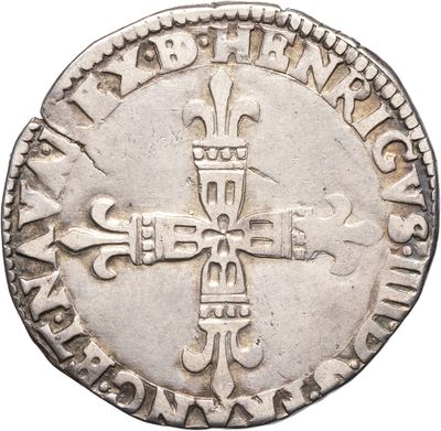 une vieille pièce d'argent ornée d'une croix