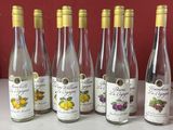 six bouteilles de vin sont alignées sur un comptoir