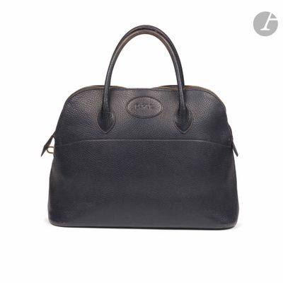 un sac à main en cuir noir sur fond blanc