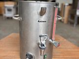 un distributeur de bière en acier inoxydable posé sur une table en bois