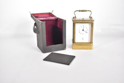 une image représentant une petite boîte en métal contenant une horloge