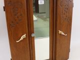 une armoire en bois avec un miroir intégré