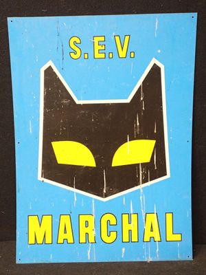 une affiche sur laquelle est inscrit « Sev Marchal » et qui représente un visage de chat