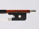 gros plan d'un archet de violon sur fond blanc