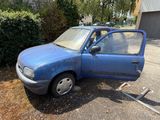 une petite voiture bleue garée sur le parking