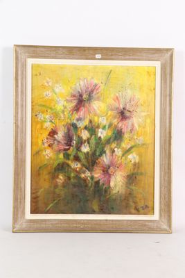 une peinture à l'huile représentant des fleurs dans un vase sur fond jaune