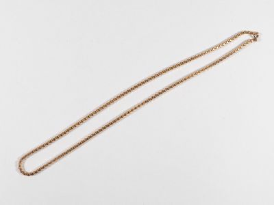 un collier en or avec une chaîne sur fond blanc