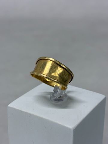 Anneau en or 18 carats 750 millièmes ciselé de cœur. Cabossé. En 