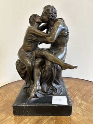 Anonyme, couple enlaçé, le baiser 31x22x18