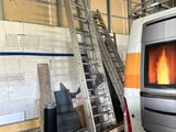 une camionnette blanche dans laquelle un incendie s'est déclaré