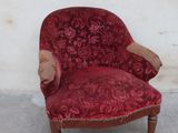 une chaise rouge adossée à un mur blanc