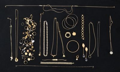 un assortiment de bijoux en or et en argent sur fond noir