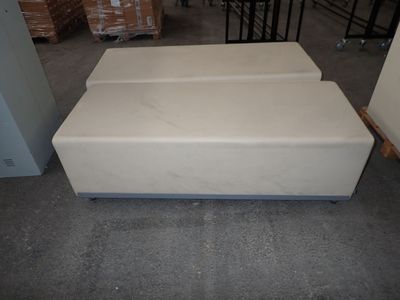 2 banquettes d'accueil skai beige 145x58xh45, Mise à prix 30 - Photo 1