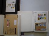 un livre ouvert, orné de timbres, posé sur une table