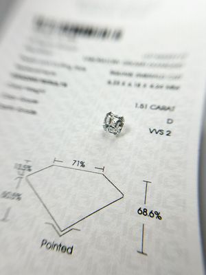 Diamant de synthèse de 1,51 carats de forme carrée émeraude, avec cert