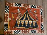 peinture représentant un chapiteau de cirque sur un plancher en bois, à côté d'une paire de ciseaux