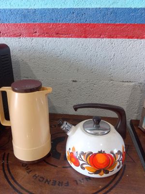 une théière et une bouilloire posées sur un plateau