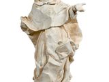 statue d'un homme vêtu d'une robe blanche tenant un livre