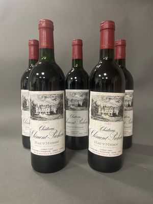 trois bouteilles de vin posées sur une table l'une à côté de l'autre