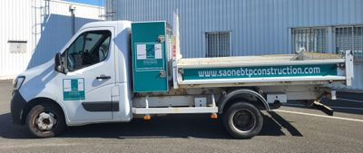 un camion blanc garé dans un parking