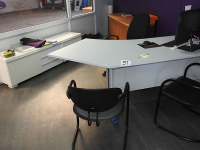 un bureau avec deux chaises et un ordinateur dessus