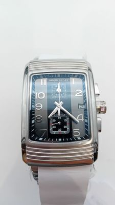 gros plan d'une montre-bracelet sur une surface blanche
