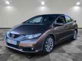 La Honda Civic est garée sur un sol à damier dans un showroom.