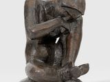 statue d'un homme assis sur un rocher, la tête dans les mains