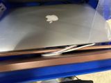 un ordinateur portable posé sur une table bleue