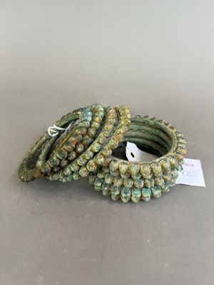 un gros plan sur deux bracelets posés sur une table, accompagnés d'une étiquette
