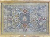 une image représentant un tableau où l'on voit une femme dans un cercle, entourée de fleurs