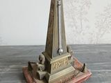 une horloge posée sur une table