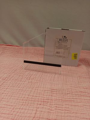 une boîte posée sur un lit recouvert d'une couverture rose
