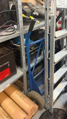 une étagère sur laquelle sont disposés de nombreux outils de toutes sortes