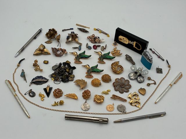 Lot de bijoux fantaisies dont quatre stylos, briquet, broches, po...