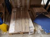un tas de bois posé sur une palette dans un entrepôt