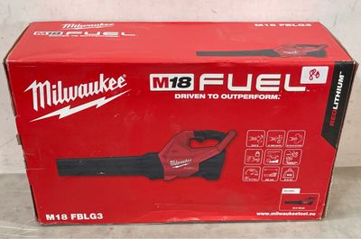 Le carton du souffleur à fil Milwaukee M1 Fuel est par terre.