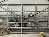 un garage où les étagères sont encombrées de câbles et de fils