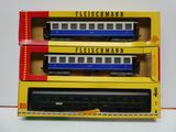 trois trains en boîte empilés les uns sur les autres sur une table